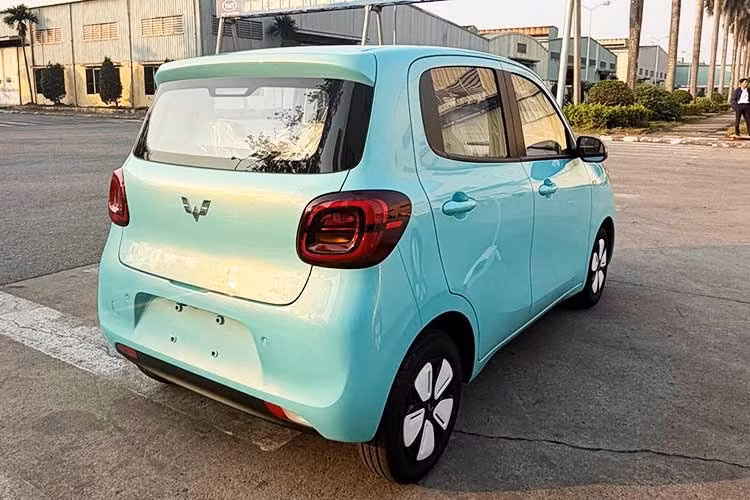 Tương tự Hongguang Mini EV, Wuling Macaron cũng được lắp ráp tại nhà máy của TMT Motors ở tỉnh Hưng Yên. So với Wuling Hongguang Mini EV, mẫu xe này có kích thước lớn hơn đáng kể. Xe có kích thước dài x rộng x cao lần lượt 3.256 x 1.510 x 1.578 mm và chiều dài cơ sở 2.190 mm.