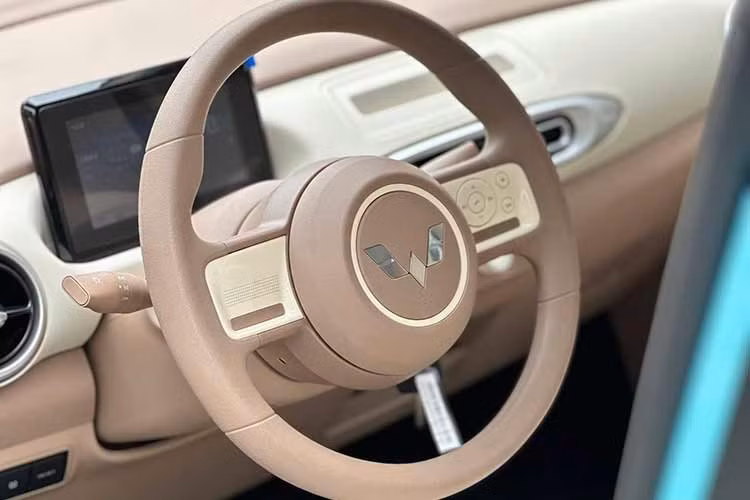 Không chỉ rộng hơn, nội thất của Wuling Macaron còn được nâng cấp về mặt thiết kế và trang bị so với Hongguang Mini EV cũ. Mặt táp-lô, cửa gió và các núm xoay chỉnh điều hòa của xe đều đã được làm mới. Trên mặt táp-lô, xe được trang bị vô lăng 2 chấu hình tròn, tích hợp một số phím chức năng.