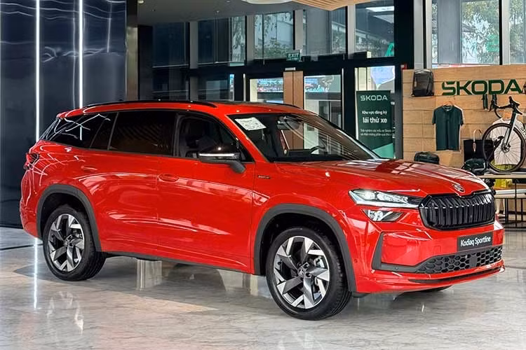 Dù có nhiều nâng cấp về công nghệ, ngoại hình của Skoda Kodiaq 2026 vẫn được giữ nguyên so với bản cũ. Xe tiếp tục sử dụng hệ thống đèn Matrix LED gồm 36 mô-đun, kết hợp dải đèn hậu LED kéo dài toàn bộ phần đuôi. Bộ mâm 19 inch cũng xuất hiện trên cả hai phiên bản...