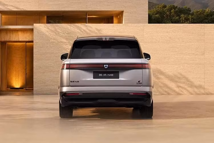 Về thiết kế, Denza N8 và N8L tiếp tục duy trì ngôn ngữ tạo hình đặc trưng của Denza với phong cách SUV cao cấp, thiên về sự bề thế và hiện đại. Phần đầu xe nổi bật với lưới tản nhiệt kín đặc trưng của xe điện, kết hợp cụm đèn pha LED mảnh, sắc nét và dải đèn định vị ban ngày tạo hình liền mạch.