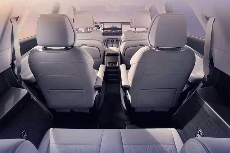 Denza là thương hiệu xe năng lượng mới định vị ở phân khúc cao cấp thuộc BYD. Việc N8 và N8L xuất hiện trong hồ sơ đăng ký mới cho thấy Denza đang tiếp tục nâng cấp các mẫu SUV chủ lực, trong đó phạm vi hoạt động và hiệu suất vận hành là hai yếu tố được chú trọng. Thời điểm ra mắt và giá bán của hai mẫu xe hiện vẫn chưa được công bố.