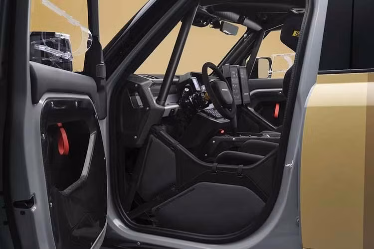 Khoang hành lý cũng được trang bị giá đỡ chuyên dụng cho bánh xe dự phòng và máy nén khí. Land Rover, hay Defender như thương hiệu độc lập hiện nay tự gọi mình, vẫn chưa cho biết sẽ sản xuất bao nhiêu chiếc xe phiên bản đường phố hay giá bán của mỗi chiếc.