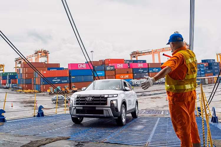 Đặc biệt, từ năm 2030, Hyundai Thành Công đặt mục tiêu trở thành trung tâm xuất khẩu toàn cầu của Hyundai Motor với sản lượng định kỳ vượt 60.000 đơn vị mỗi năm. Chiến lược này đánh dấu bước chuyển mình mạnh mẽ từ một nhà máy lắp ráp phục vụ nhu cầu trong nước sang trung tâm sản xuất xuất khẩu quy mô quốc tế, đưa ngành công nghiệp ôtô Việt Nam tham gia sâu hơn vào chuỗi giá trị toàn cầu.