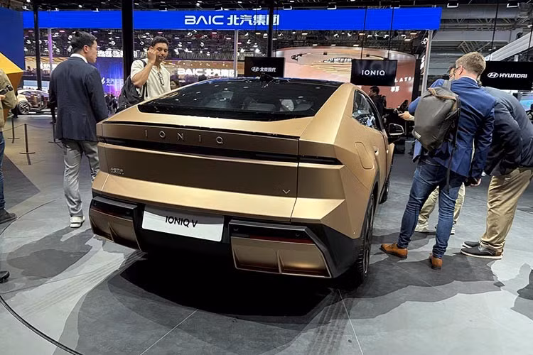 Theo Beijing Hyundai, Ioniq V sẽ chính thức mở đặt trước vào ngày 21/8 tại Triển lãm ô tô Thành Đô 2026. Đây là một trong những triển lãm ô tô lớn tại Trung Quốc, bên cạnh các sự kiện tổ chức ở Bắc Kinh, Thượng Hải và Quảng Châu.