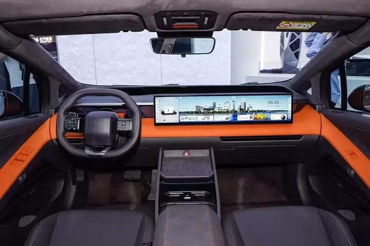 Bên trong khoang cabin, Ioniq V được trang bị màn hình kép cỡ lớn 27 inch kết hợp màn hình hiển thị thông tin trên kính lái HUD. Điểm nhấn công nghệ khác là hệ thống hỗ trợ lái tự động do Momenta phát triển. Hiện tại, hãng chưa có kế hoạch xuất khẩu mẫu xe này sang các thị trường quốc tế.