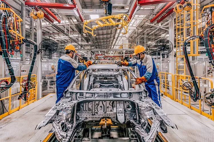 Không chỉ phục vụ nhu cầu thị trường nội địa, Hyundai Thành Công đã chủ động chuyển hướng làm chủ công nghệ, tự động hóa dây chuyền và nâng cao tay nghề đội ngũ kỹ sư. Quy trình kiểm soát chất lượng khép kín từ lắp ráp, kiểm định đến đóng gói xuất khẩu giúp các mẫu xe "Made in Vietnam" đáp ứng hoàn hảo các tiêu chuẩn kỹ thuật riêng biệt của từng quốc gia nhập khẩu.