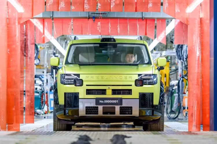 Thương hiệu Freelander do Chery và Jaguar Land Rover hợp tác phát triển đã chính thức công bố nhận cọc cho mẫu xe đầu tiên là Freelander 8 tại thị trường Trung Quốc. Xe có 4 bản trang bị với giá mở bán dao động từ 339.900-429.900 Nhân dân tệ (khoảng 1,189-1,504 tỷ đồng).