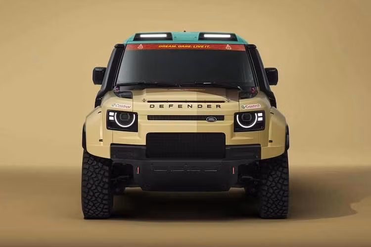 Phiên bản Dakar có bề rộng lớn hơn so với Defender thông thường , khoảng sáng gầm cao hơn, mâm xe rèn 20 inch với lốp địa hình 35 inch, lò xo phuộc và giảm xóc Bilstein. Xe cũng được trang bị chế độ lái Dunes và Gravel, cùng với Chế độ Bay (Flight Mode), công nghệ được phát triển để giúp xe đua xử lý tình huống bị nhấc bổng lên không trung.