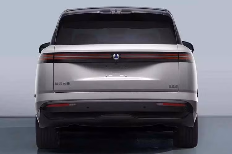 Trong khi đó, N8L có chiều dài tổng thể 5.200 mm, tăng 50 mm so với bản tiêu chuẩn. Các thông số còn lại gồm chiều rộng 1.999 mm, chiều cao 1.820 mm và chiều dài cơ sở 3.075 mm được giữ nguyên. Việc kéo dài thân xe chủ yếu nhằm tạo thêm không gian cho khoang hành khách, đồng thời giúp N8L hướng tới nhóm khách hàng có nhu cầu sử dụng một mẫu SUV cỡ lớn.