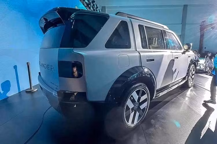 Freelander 8 vốn là phiên bản thương mại của mẫu xe ý tưởng Concept 97 và duy trì kiểu dáng vuông vức đặc trưng của thương hiệu. Ngoại thất sở hữu lưới tản nhiệt đóng kín và cụm đèn pha hình chữ nhật. Xe có 3 màu ngoại thất do Giám đốc thiết kế toàn cầu Phil Simmons thiết kế, gồm vàng Thermal Lemon Gold, bạc Streaming Silver và tím Twilight Purple.