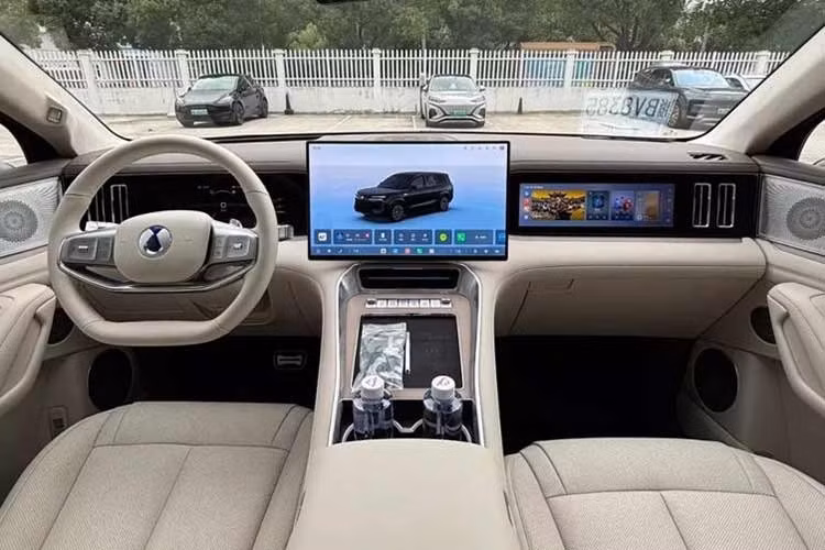 Denza N8 mới được cung cấp nhiều cấu hình hệ truyền động khác nhau. Với hệ dẫn động cầu sau, xe được trang bị một mô-tơ điện và có hai mức công suất 429 mã lực hoặc 497 mã lực. Cao cấp hơn là hệ dẫn động bốn bánh sở hữu ba mô-tơ điện. Mô-tơ phía trước có công suất 362 mã lực, trong khi hai mô-tơ phía sau đạt 415 mã lực mỗi mô-tơ.