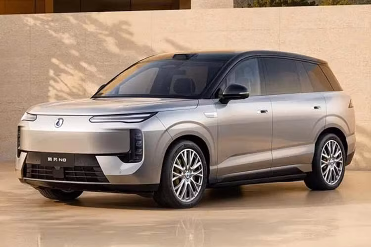 Những tài liệu đăng ký pháp lý mới nhất từ Bộ Công nghiệp và Công nghệ Thông tin Trung Quốc (MIIT) đã chính thức hé lộ thông tin chi tiết về hai mẫu xe Denza N8 cùng biến thể thân kéo dài Denza N8L sắp ra mắt. Đáng chú ý, phiên bản xe thuần điện (BEV) của Denza N8 nay đã đạt phạm vi hoạt động tối đa lên tới 1.003 km sau mỗi lần sạc đầy.
