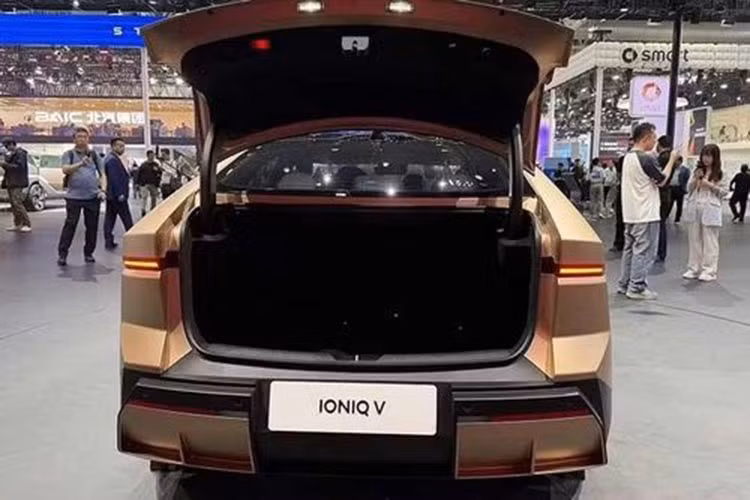 Theo Beijing Hyundai, Ioniq V sẽ chính thức mở đặt trước vào ngày 21/8 tại Triển lãm ô tô Thành Đô 2026. Đây là một trong những triển lãm ôtô lớn tại Trung Quốc, bên cạnh các sự kiện tổ chức ở Bắc Kinh, Thượng Hải và Quảng Châu.