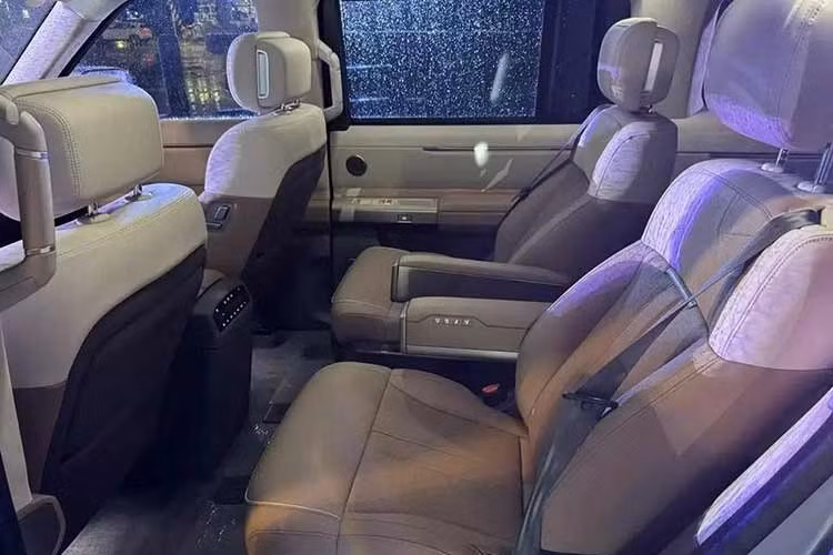 Hệ thống đánh lái bánh sau 10 độ là trang bị tiêu chuẩn, giúp giảm bán kính quay đầu và cho phép xe thực hiện chế độ đi ngang như cua bò. Khả năng phanh được tăng cường với cùm phanh cố định 6 piston và đĩa phanh thông gió 404 mm, giúp xe đạt quãng đường phanh ngắn nhất 35,7 m.