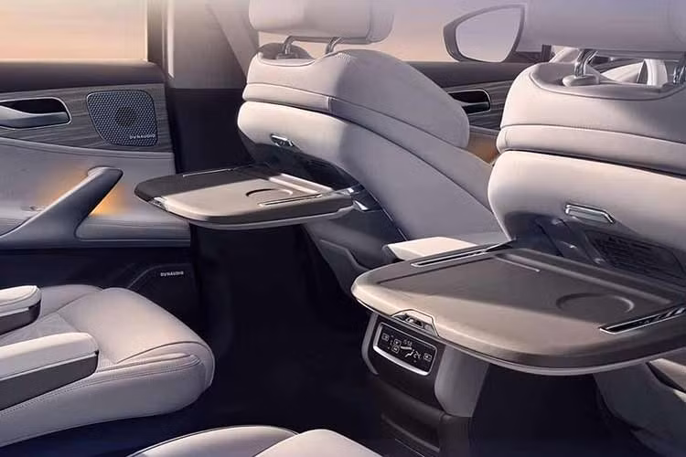 Theo dữ liệu được công bố trong hồ sơ đăng ký, Denza N8 thuần điện có hai tùy chọn pin với dung lượng lần lượt 130,15 kWh và 105,792 kWh. Tùy cấu hình, mẫu SUV này có phạm vi hoạt động thuần điện 1.003 km, 970 km, 840 km hoặc 800 km. Trong khi đó, Denza N8L, phiên bản có thân xe kéo dài sở hữu bộ pin 130,15 kWh và đạt phạm vi hoạt động thuần điện tối đa 960 km theo tiêu chuẩn CLTC.