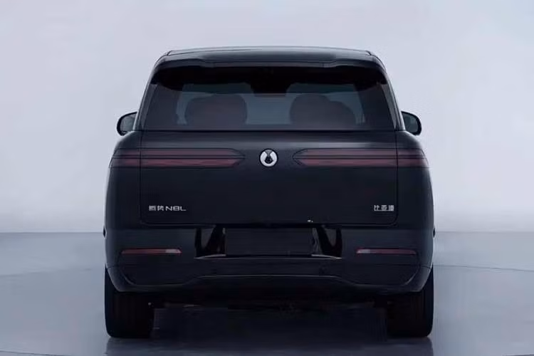 Ra mắt lần đầu tiên ra mắt vào năm 2023, thời điểm đó phiên bản thuần điện chỉ sử dụng bộ pin có dung lượng tối đa 108,8 kWh, trong khi phiên bản hybrid sạc điện (PHEV) đạt tổng phạm vi hoạt động kết hợp là 1.030 km. Giờ đây, phạm vi di chuyển thuần điện của Denza N8 BEV đã ghi nhận bước tiến lớn khi tiệm cận trực tiếp với khả năng vận hành của các dòng xe hybrid cách đây ba năm.