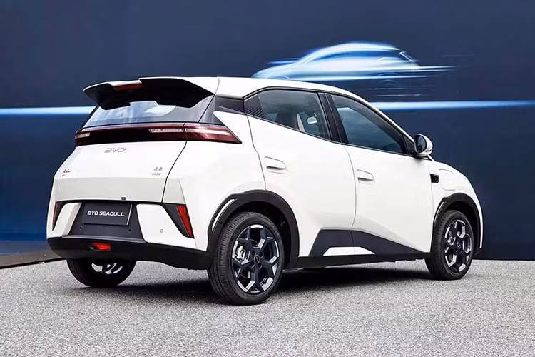 BYD Seagull từng đạt doanh số cao nhất tại Trung Quốc vào tháng 4 năm ngoái với 34.005 xe. Sau khi đạt doanh số 30.708 xe vào tháng 6/2025, mẫu xe này chưa quay lại mốc doanh số trên 30.000 chiếc. Nguyên nhân là do áp lực cạnh tranh lớn từ Geely EX2 - mẫu xe năng lượng mới bán chạy nhất tại thị trường Trung Quốc năm ngoái.