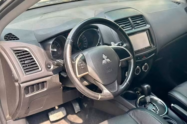 Ưu điểm: Xe nhập khẩu Nhật Bản, có độ bền cao, vận hành ổn định và lành tính. Không gian nội thất rộng rãi với 7 chỗ ngồi dù hàng ghế thứ 3 hơi nhỏ. Hệ dẫn động AWD trên phiên bản cao giúp xe linh hoạt hơn khi đi đường xấu.