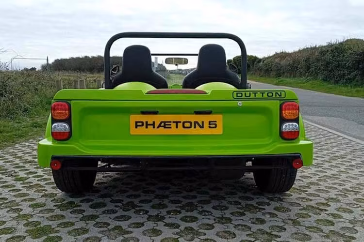 Điểm khác biệt lớn nhất của mẫu xe cỡ nhỏ Phaeton 5 nằm ở thiết kế ngoại thất. Thay vì giữ lại các đường nét mượt mà của nguyên mẫu, Phaeton 5 sử dụng các tấm thân vỏ riêng biệt với cụm đèn pha tròn, chắn bùn mở rộng và lưới tản nhiệt hình khối phía trước.