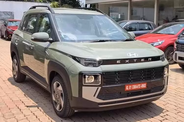 Vào năm 2023, thị trường ôtô Việt đã có tin đồn về việc mẫu SUV cỡ nhỏ Hyundai Exter sắp mở bán nhàm lấp đầy phân khúc để cạnh tranh với các đối thủ. Tuy nhiên vào thời điểm đó, mẫu SUV cỡ nhỏ mà Hyundai Thành Công ra mắt Việt Nam lại là Venue. Đến nay, thông tin Hyundai Exter 2026 thế hệ mới sắp bán tại Việt Nam nhằm thay thế đàn anh Venue lại bắt đầu được hé lộ.