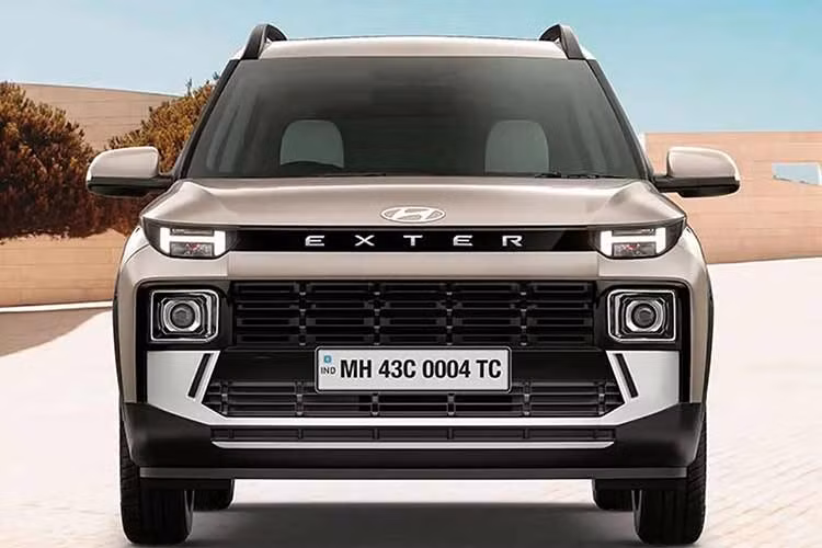 Ở sườn xe, Hyundai Exter có thêm ốp nhựa dày hơn quanh vòm bánh, tạo cảm giác hầm hố hơn. Nằm bên trong hốc bánh là mâm hợp kim 15 inch thiết kế mới. Tuy nhiên, bộ mâm này có kích thước khá nhỏ so với tổng thể của xe. Phía sau xe là cánh gió mới với thiết kế tách đôi theo phong cách thể thao, họa tiết trang trí giữa hai đèn hậu được đơn giản hóa và cản sau tinh chỉnh.