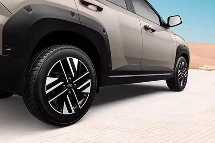 Thay đổi còn lại ở khu vực ngoại thất là màu nâu Golden Bronze và đen nhám Titanium Black Matte mới. Trong khi đó, kích thước dài x rộng x cao của xe vẫn giữ nguyên ở mức lần lượt 3.830 x 1.723 x 1.643 mm và chiều dài cơ sở 2.450 mm. Mẫu xe này sở hữu kích thước chỉ ngang ngửa Hyundai Grand i10 và nhỏ hơn Venue.