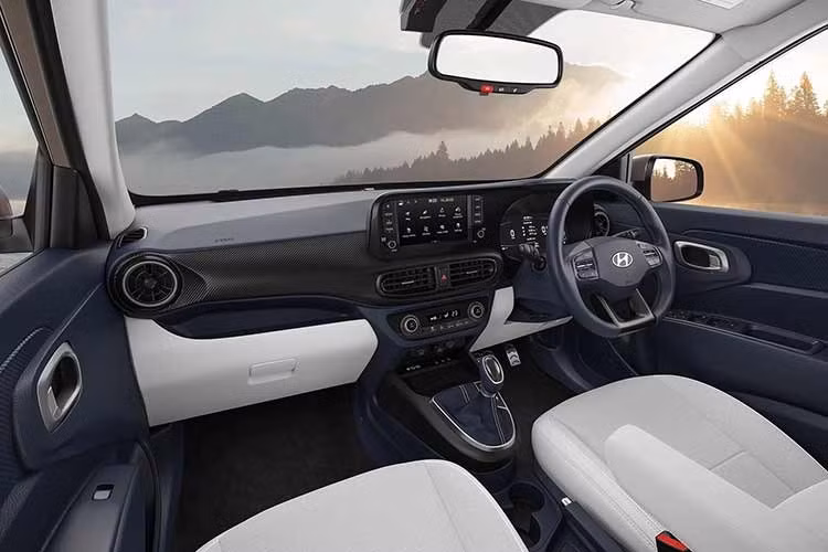 Bên trong xe, Hyundai Exter 2026 nâng cấp có thêm màu mới là màu xanh Navy và xám Grey trong khi bảng táp-lô được bổ sung họa tiết kiểu sợi carbon. Màn hình thông tin giải trí của xe vẫn có kích thước 8 inch như cũ nhưng nay đã hỗ trợ Android Auto và Apple CarPlay không dây.