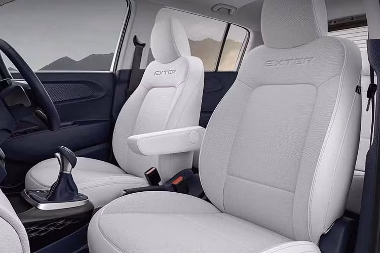 Xe được trang bị 6 túi khí, hệ thống cân bằng điện tử ESC và hỗ trợ khởi hành ngang dốc. Phía sau hàng ghế thứ hai là khoang hành lý có thể tích 391 lít. Các trang bị tiêu chuẩn như cân bằng điện tử, hỗ trợ khởi hành ngang dốc, cảm biến đỗ xe. Một số tính năng ở các bản cao như ga tự động, điều hòa tự động, cảnh báo áp suất lốp.