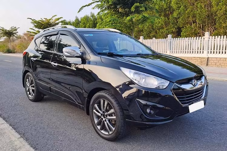 Hyundai Tucson đời 2012-2013 ﻿Hyundai Tucson là mẫu crossover 5 chỗ cỡ trung bán chạy tại Việt Nam. Ở thế hệ thứ hai của mình (2011-2015), Tucson được nhập khẩu nguyên chiếc từ Hàn Quốc, trong đó từ 2013-2014 xe được nâng cấp nhẹ giữa vòng đời. Tại thị trường ôtô đã qua sử dụng, Tucson đời 2012-2013 (form cũ) có giá khoảng 290-330 triệu đồng, trong đó bản máy dầu có giá cao hơn máy xăng.