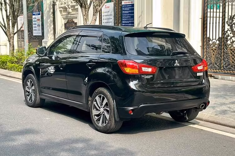 Nhược điểm của Mitsubishi Outlander Sport đời 2011-2012 là mẫu xe này có thiết kế không thực sự nổi bật so với các đối thủ cùng thời. Trang bị tiện nghi ở mức cơ bản, thiếu nhiều công nghệ hiện đại.