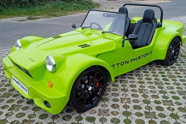 Hãng xe Dutton (Anh) vừa đánh dấu sự trở lại thị trường xe tự lắp ráp (kit car) sau 37 năm bằng việc ra mắt mẫu Phaeton 5. Đây là dòng xe mui trần trọng lượng nhẹ, được thiết kế dựa trên nền tảng cơ khí của mẫu Mazda MX-5 NC nhưng sở hữu diện mạo hoàn toàn mới, mang đậm phong cách hoài cổ.
