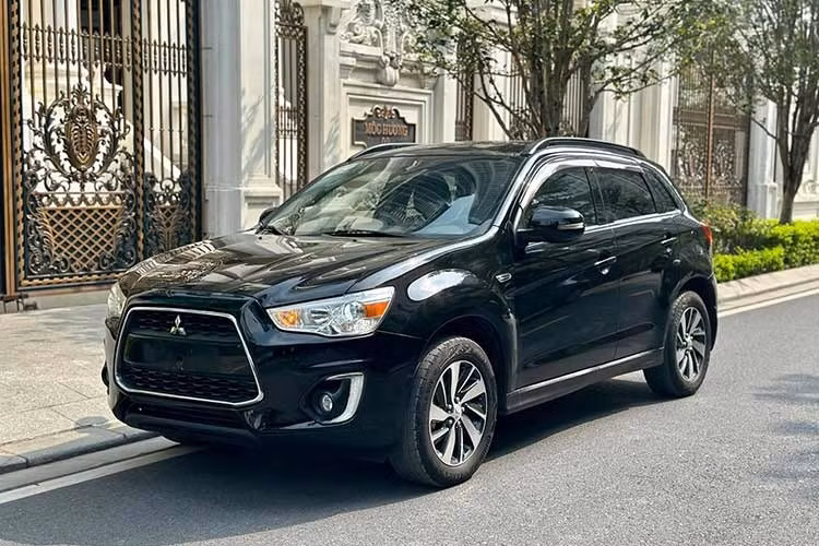 Mitsubishi Outlander Sport đời 2011-2012 ﻿Cùng phân khúc crossover cỡ C nhưng Mitsubishi Outlander có cấu hình 5+2 chỗ, được nhập khẩu nguyên chiếc từ Nhật Bản trong giai đoạn đầu phân phối tại Việt Nam. Tương tự các đối thủ như Honda CR-V hay Tucson, giá bán Outlander đời này trên thị trường xe cũ hiện dao động khoảng 280-330 triệu đồng, tùy phiên bản và tình trạng xe.