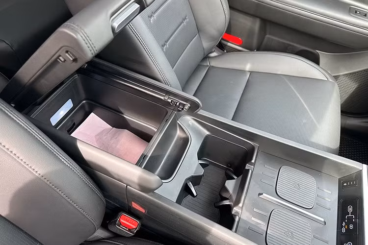 Nhờ được trang bị bộ pin lithium-ion 1,49 kWh đặt dưới sàn, Santa Fe Hybrid vừa đảm bảo sức mạnh vận hành vừa duy trì khả năng tiết kiệm nhiên liệu. Theo số liệu từ các thị trường, mức tiêu hao chỉ khoảng 5,1 lít/100 km đường hỗn hợp. Hiện chưa rõ xe sẽ được trang bị hệ truyền động cầu trước hay AWD.