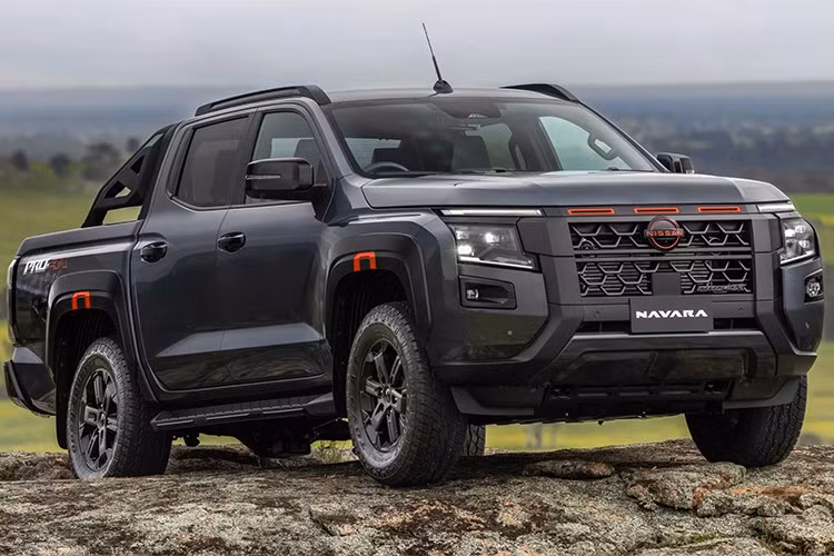 Dù phát triển dựa trên nền tảng kỹ thuật chung với Mitsubishi Triton, mẫu xe bán tải Nissan Navara 2026 thế hệ mới vẫn được định hình với phong cách thiết kế riêng biệt, hệ thống treo tinh chỉnh riêng và nhiều trang bị đậm chất địa hình.
