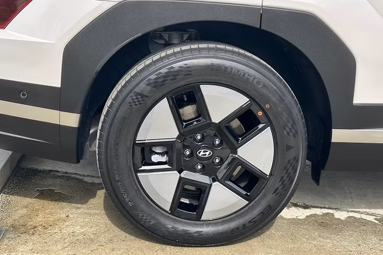 Mức giá của Hyundai SantaFe Hybrid 2025 tương đương với phiên bản Calligraphy Turbo ở thời điểm hiện tại. Việc định vị này cũng đồng nhất với xu hướng chung của thị trường khi các hãng xe thường đặt phiên bản Hybrid vào vị trí cao cấp nhất ví như Honda CR-V, Kia Sorento/ Carnical, Toyota Corolla Cross/Innova Cross,….