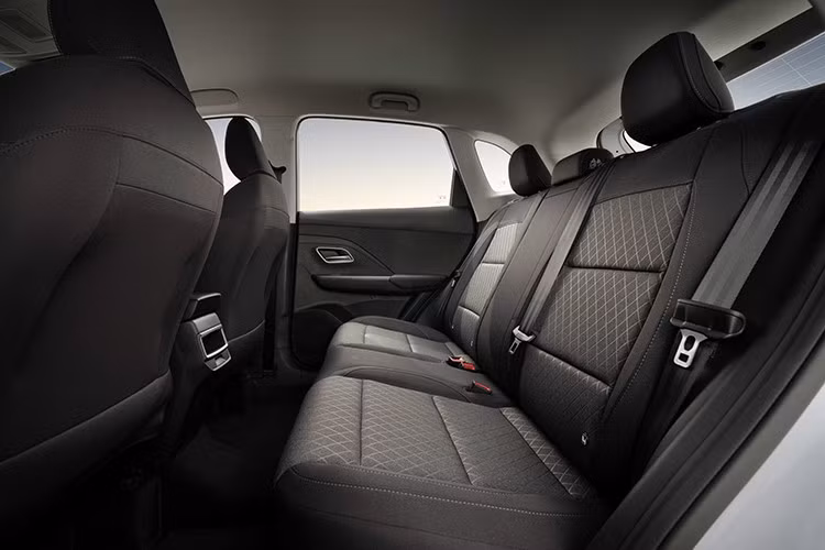 Bên trong, MG ZS Vibe 2026 thể hiện bước tiến rõ rệt trong thiết kế và chất lượng hoàn thiện. Khoang cabin sử dụng vật liệu mềm ở nhiều vị trí, kết hợp các chi tiết ốp kim loại mờ và ánh sáng nội thất tùy chỉnh, mang lại cảm giác cao cấp hơn hẳn.