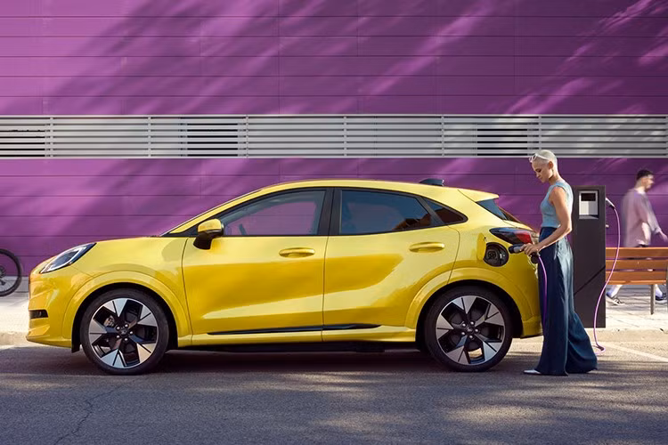 Một trong những điểm nổi bật nhất trên Ford Puma Gen-E 2026 là phạm vi di chuyển theo chuẩn WLTP được nâng lên 400 km – tăng 24 km so với thế hệ trước. Trong điều kiện đô thị, con số này có thể lên tới 550 km, giúp giảm đáng kể nhu cầu sạc trong các chuyến đi hàng ngày.