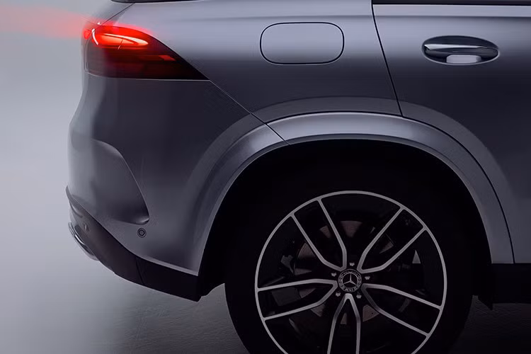 Mercedes-Benz GLE 400 e 4MATIC sở hữu lưới tản nhiệt mới với họa tiết ngôi sao ba cánh, cụm đèn MULTIBEAM LED và bộ mâm AMG 20-inch thiết kế nan 5 chấu kép, được phủ bóng màu xám Tremolite.