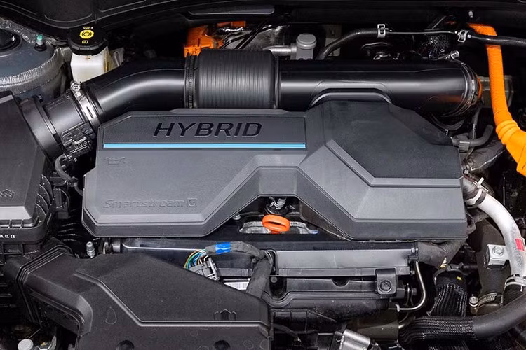 Đáng chú ý là mức tiêu hao nhiên liệu của Hyundai SantaFe Hybrid 2025 sắp bán râ tại Việt Nam còn thấp hơn cả "người đồng hương" Kia Sorento Hybrid (5,8L/100km) và phiên bản máy dầu của SantaFe thế hệ trước (6,5L/100km).