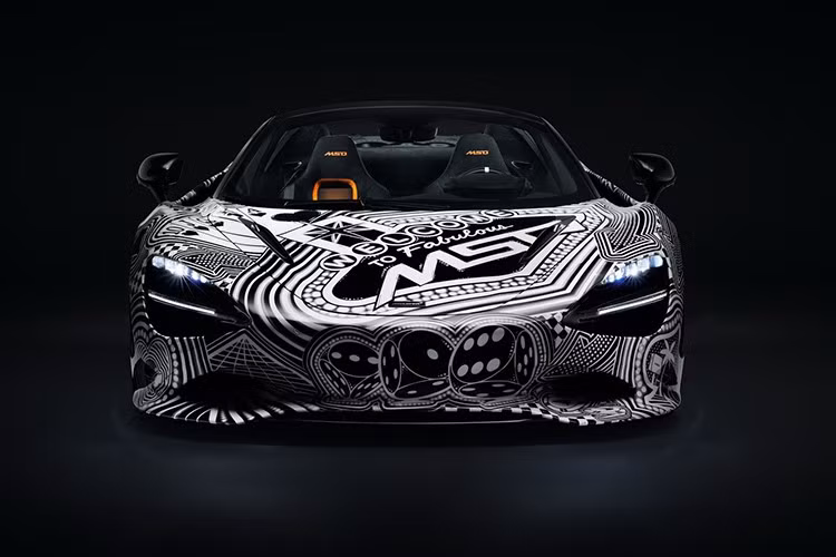 Trên đường thẳng, một trong những siêu xe tuyệt đẹp này có thể tăng tốc từ 0 lên 97 km/h trong khoảng 2,7 giây, trước khi đạt tốc độ tối đa 332 km/h. 750S cũng có thể hoàn thành quãng đường 1/4 dặm (400 mét) trong 10,1 giây, trong khi 200 km/h chỉ mất 7,2 giây.