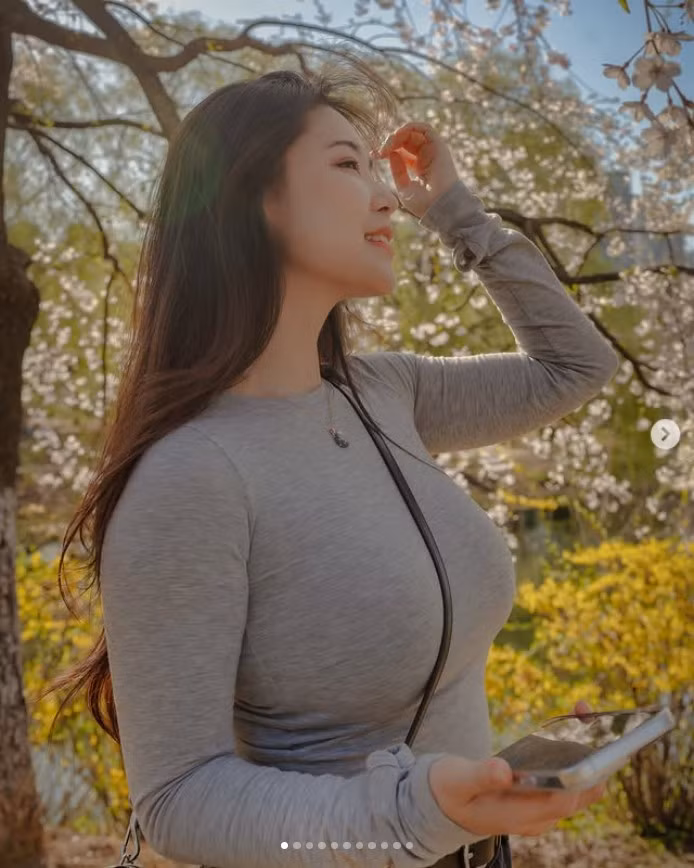Nhưng điểm khiến Norajoy thu hút fan nhất có lẽ là những đường cong bốc lửa, gần như diện trang phục nào cũng có "tràn viền" vì "tâm hồn quá khổ" của cô nàng.