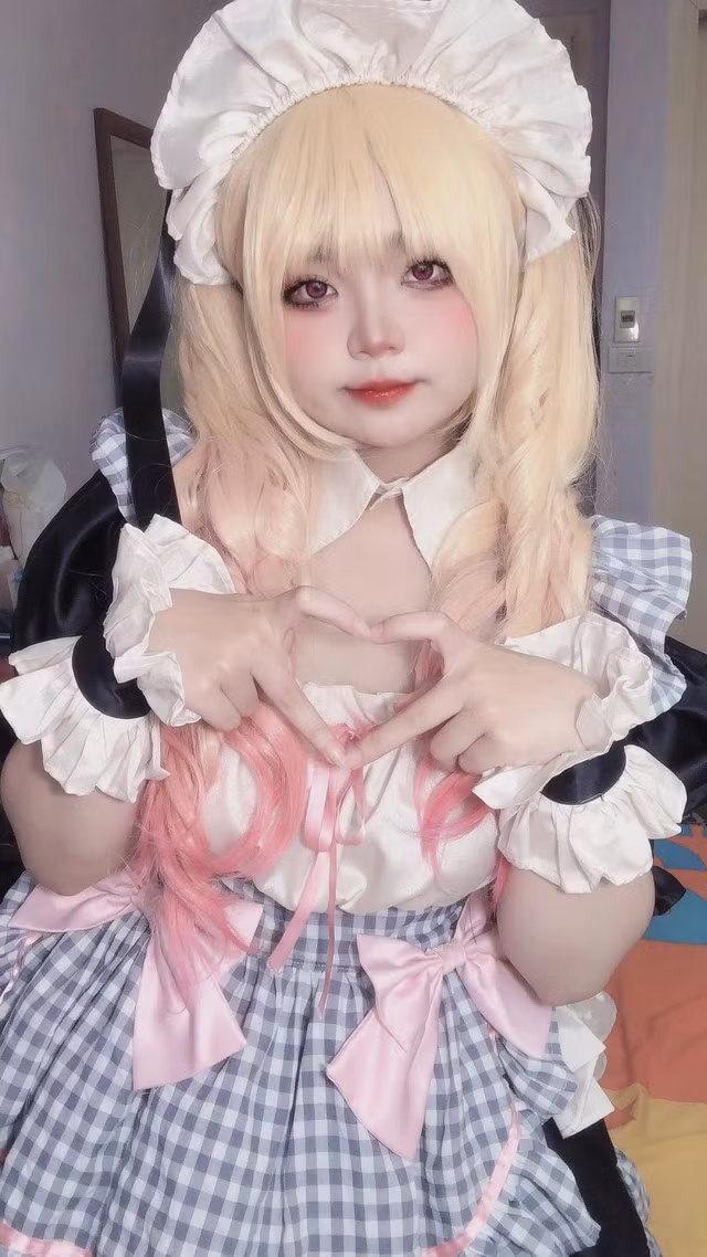 Mẫn Hạ Nhi gia nhập và nổi lên từ cộng đồng cosplay từ khoảng năm 2022. Thời điểm đó, cô thường xuất hiện trong các sự kiện truyện tranh, anime với những bộ đồng phục học sinh Nhật Bản, váy thủy thủ hoặc trang phục nhân vật anime ngây thơ, đáng yêu.