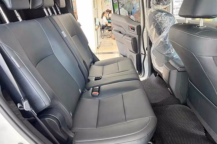 Bên cạnh đó, mẫu xe SUV này còn được trang bị camera 360 độ với tính năng giả lập “nhìn xuyên gầm”, hỗ trợ đáng kể khi off-road. Các hệ thống hỗ trợ địa hình như kiểm soát đổ đèo, hỗ trợ khởi hành ngang dốc hay kiểm soát lực kéo cũng được tích hợp đầy đủ.
