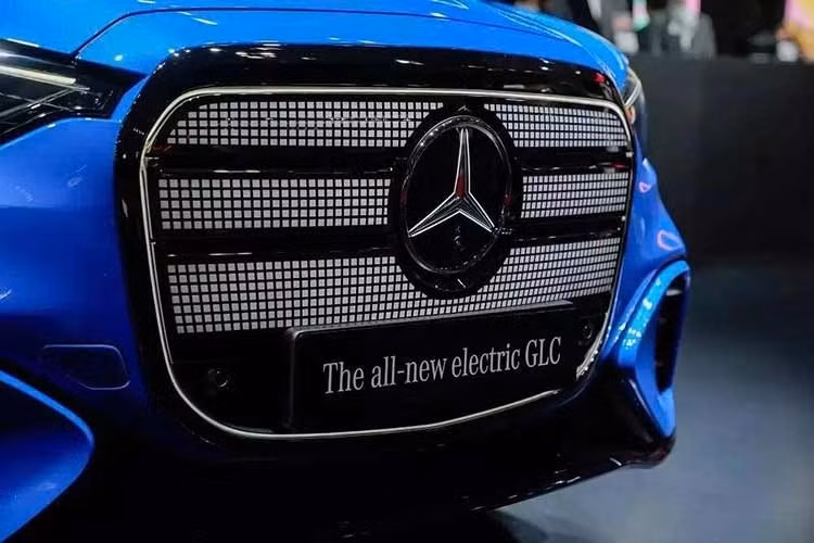Về ngoại hình, Mercedes-Benz GLC thế hệ mới thay đổi đáng kể về mặt thiết kế. Điểm nhấn của mẫu SUV thuần điện này là lưới tản nhiệt cỡ lớn trên đầu xe, có thể tích hợp 942 điểm LED, tùy phiên bản. Bên cạnh đó là cụm đèn pha mới, tích hợp dải LED định vị ban ngày hình ngôi sao. Đèn hậu phía sau của xe cũng có đồ họa ngôi sao 3 cánh bên trong nhằm tạo sự tương đồng trước/sau.