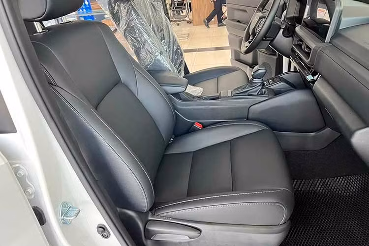 Điểm nhấn lớn nhất của Land Cruiser FJ nằm ở hệ thống an toàn khi được trang bị gói Toyota Safety Sense, bao gồm các tính năng như cảnh báo va chạm phía trước, hỗ trợ giữ làn, cảnh báo điểm mù, cảnh báo phương tiện cắt ngang phía sau và kiểm soát hành trình thích ứng toàn dải tốc độ.