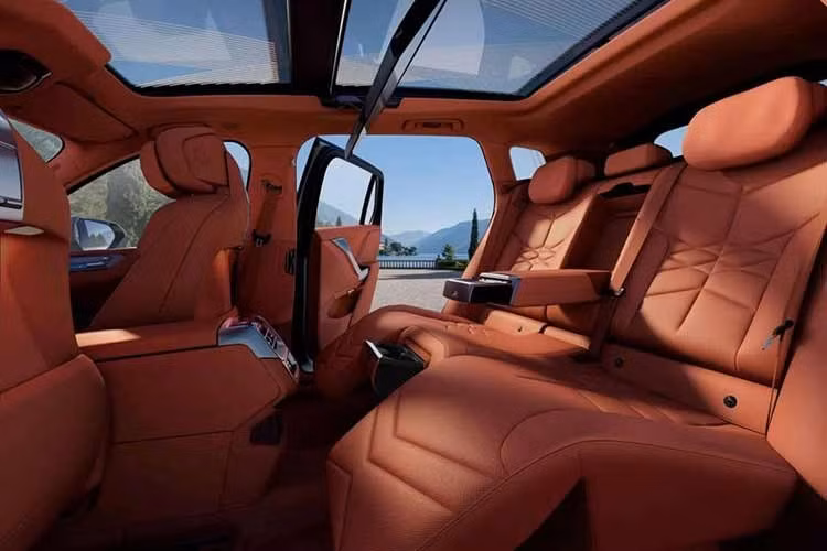 BMW cũng thiết kế lại ghế ngồi nhằm phù hợp hơn với nhu cầu sử dụng của khách hàng địa phương. Hàng ghế sau được bổ sung gác chân tích hợp (ottoman), trong khi điểm nhấn đáng giá nhất là màn hình giải trí Theatre Screen 8K thế hệ mới, tương tự mẫu BMW 7 Series nâng cấp.