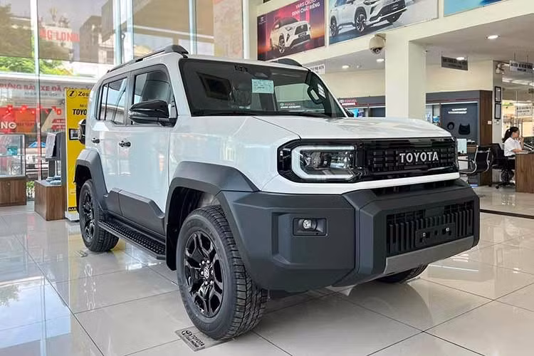 Xe sử dụng mâm 18 inch đi cùng lốp 265/60R18, đi kèm lốp dự phòng full-size. Các trang bị như đèn LED, đèn sương mù LED, bậc lên xuống hay cốp sau mở ngang đều phục vụ tối đa cho nhu cầu sử dụng thực tế. Tại thị trường Việt Nam, Mức giá Land Cruiser FJ nếu đúng như công bố sẽ ngang ngửa một số SUV cỡ D như Toyota Fortuner hay Ford Everest...