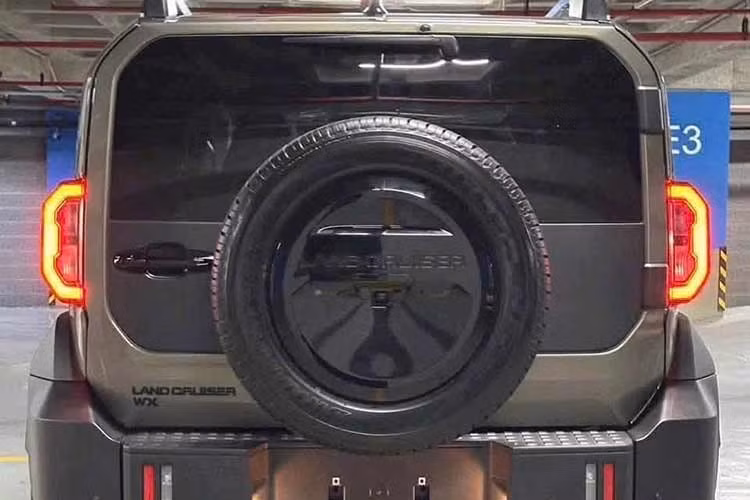 So với Fortuner, thân xe và khoang động cơ được thiết kế ngắn hơn, mang lại cảm giác gọn gàng và dễ xoay trở. Cung cấp sức mạnh cho xe là động cơ xăng 2.7L mã 2TR-FE, cho công suất 166 mã lực và mô-men xoắn 245 Nm, đi kèm hộp số tự động 6 cấp và hệ dẫn động 4 bánh bán thời gian. Xe được trang bị khóa vi sai cầu sau, hỗ trợ tốt khi vận hành trên địa hình khó.