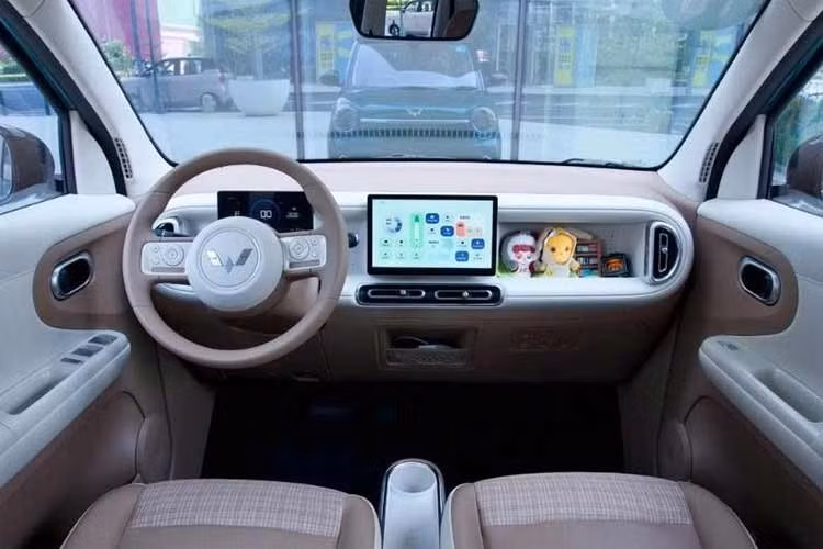 Khoang cabin của Aira EV nổi bật với tông màu kem chủ đạo. Trung tâm bảng táp-lô là màn hình cảm ứng 10,1 inch hỗ trợ kết nối điện thoại thông minh, kết hợp bảng đồng hồ kỹ thuật số 7 inch phía sau vô-lăng đa chức năng.