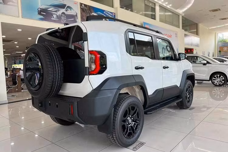 Thiết kế ngoại thất của Land Cruiser FJ thiên về sự thực dụng với các chi tiết mang đậm chất SUV địa hình. Hệ thống treo trước dạng tay đòn kép và treo sau liên kết 4 điểm kết hợp lò xo cuộn giúp đảm bảo độ ổn định khi di chuyển trên nhiều loại địa hình.